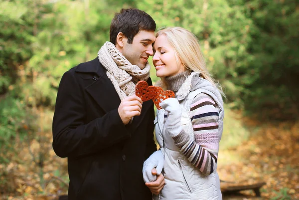 Christmas and people concept - happy pretty young couple in love — Stock Photo, Image