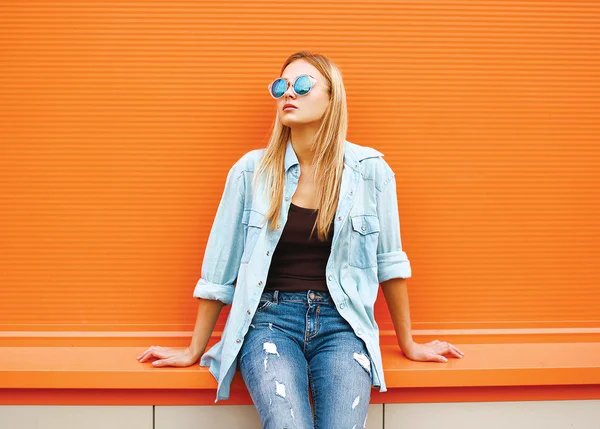 Concepto de verano, moda y gente - retrato elegante brillante pre Imágenes de stock libres de derechos