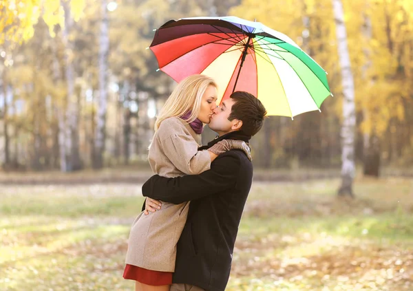 Amor, relacionamento, noivado e conceito de pessoas - beijos felizes — Fotografia de Stock