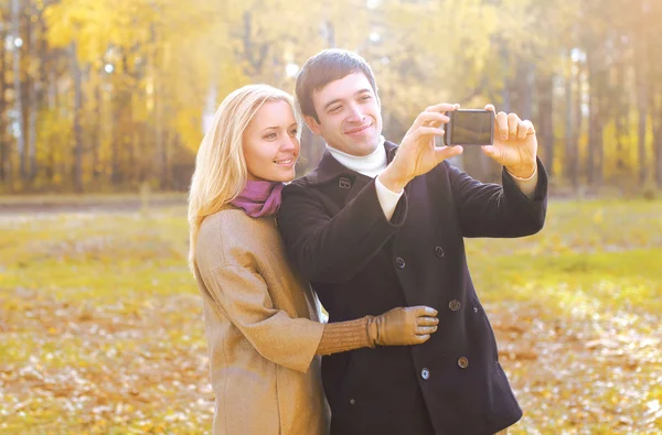 Liebe, Beziehung, Technologie und Menschen-Konzept - glückliches Lächeln — Stockfoto