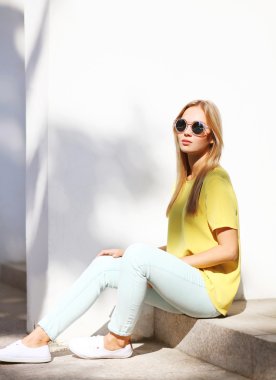 Yaz, moda ve insanlar kavramı - şık hipster serin kız ben