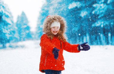 Açık havada kartopu ile eğleniyor kış karlı çocuk