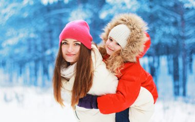 Kış ve insanlar kavramı - mutlu anne ve çocuk birlikte sahibi 