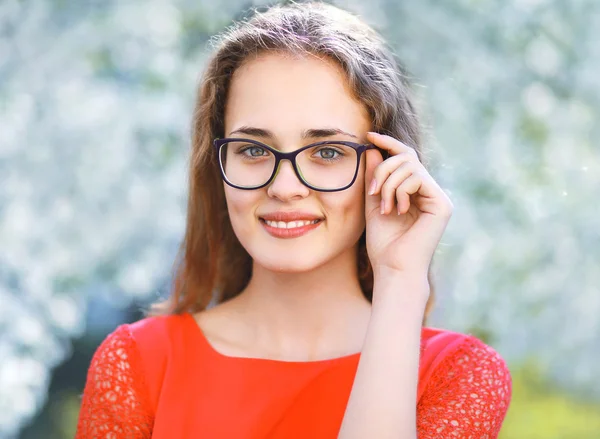 Porträt hübsches Mädchen mit Brille im Freien an einem Frühlingstag — Stockfoto