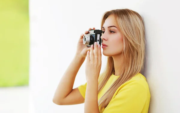 Pretty woman with retro vintage camera outdoors in summer day — Stock Photo, Image