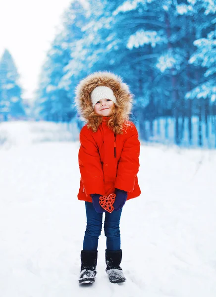 Dziecko z sercem w ręce na zewnątrz w zimowy śnieżny dzień — Zdjęcie stockowe