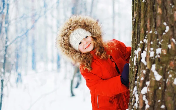 Niño divirtiéndose al aire libre con bola de nieve en el bosque nevado de invierno —  Fotos de Stock