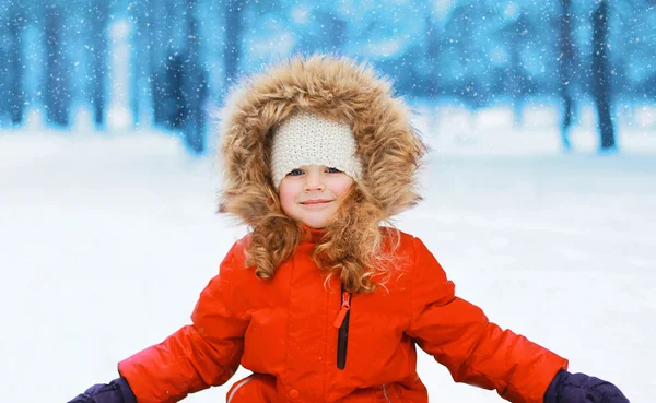 Lyckligt barn har roligt i vinter snöig skog — Stockfoto