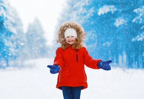 Niño positivo divirtiéndose al aire libre con bola de nieve en invierno nevado —  Fotos de Stock