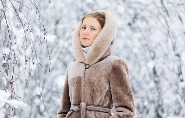 Concetto invernale e di persone - bella donna in inverno — Foto Stock