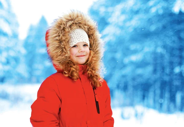 Vintern och människor koncept - lyckligt barn i vinter skog — Stockfoto