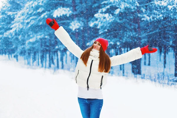 Концепция зимы и людей - красивая женщина радуется зимней погоде — стоковое фото