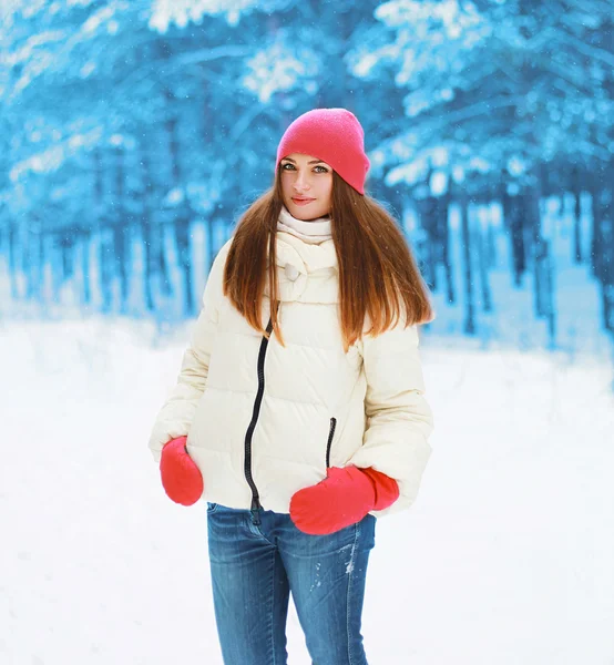 Winter and people concept - pretty woman walking in snowy forest — Stock Photo, Image