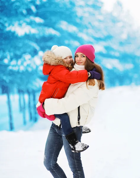 Winter en mensen concept - jonge moeder en kind in wandelen in sn — Stockfoto