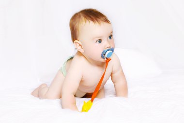 Evde yatakta emzik ile şirin bebek