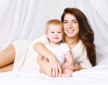 Mutlu anne ve bebek evde yatakta
