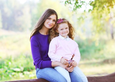 Güzel anne ve çocuk doğa üzerinde yürüme