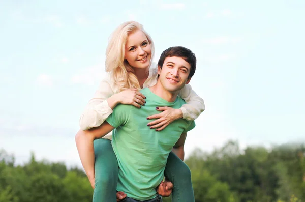 Glückliches junges Paar, das Spaß im Freien hat — Stockfoto