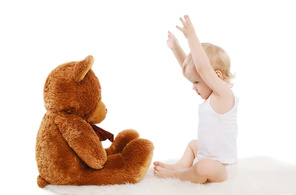 Bebé jugando con juguete de oso de peluche — Foto de Stock