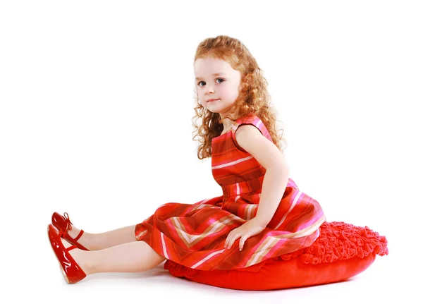 Kırmızı elbiseli güzel küçük kız — Stok fotoğraf