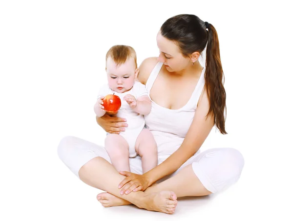 Baby och mat koncept - mor anläggning baby med äpple — Stockfoto