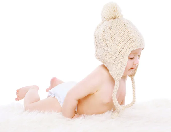 Piccolo bambino sdraiato in cappello a maglia su sfondo bianco — Foto Stock