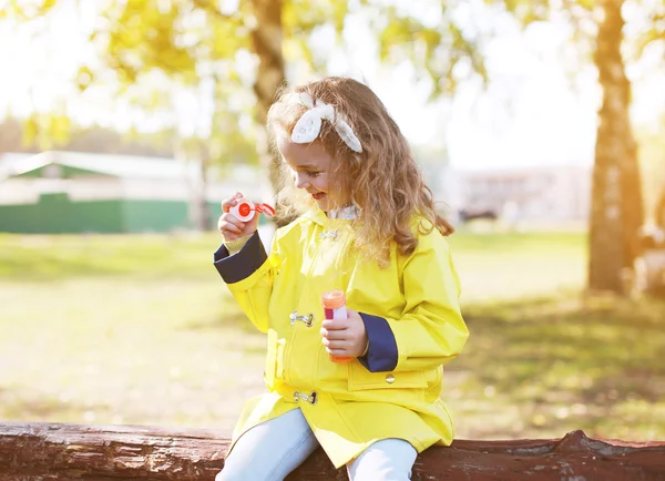 Little child having fun outdoors in sunny warm day — Stock Photo, Image
