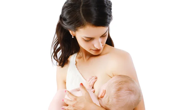 Mãe amamentando peito seu bebê em um fundo branco — Fotografia de Stock