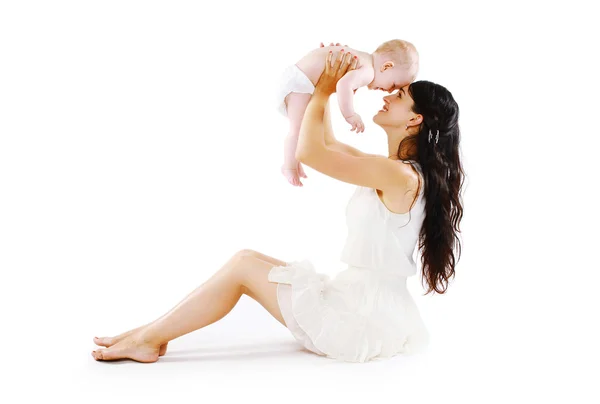 Le bonheur de ma mère. Jeune maman avec son bébé mignon ayant toge amusant — Photo