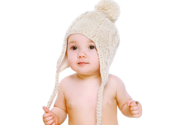 Retrato bebê no conforto chapéu de malha em um fundo branco — Fotografia de Stock