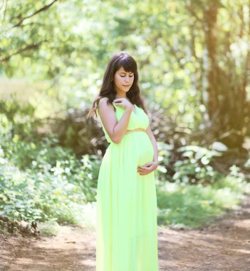 Açık havada doğa Tarih içinde güzel hamile kadın 