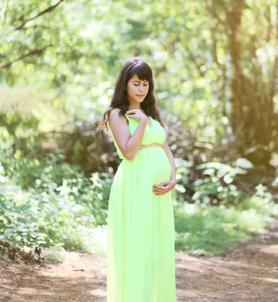 Όμορφη έγκυο γυναίκα στο φόρεμα σε εξωτερικούς χώρους στη φύση — Φωτογραφία Αρχείου