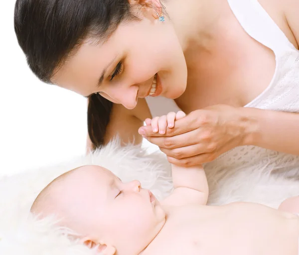 Glad mamma med hennes sovande spädbarn hemma — Stockfoto