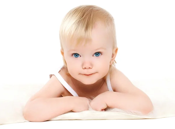 Retrato pequeno bebê bonito deitado em um fundo branco — Fotografia de Stock