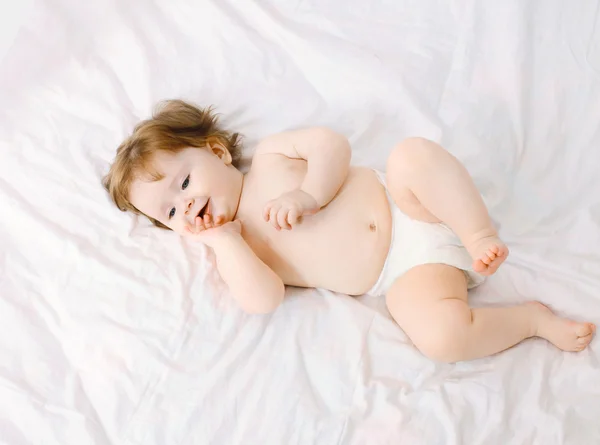 Dolce bambino sdraiato sul letto a casa, vista dall'alto — Foto Stock