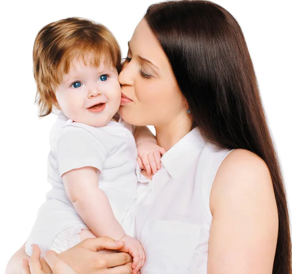 Junge Mutter küsst kleines Baby — Stockfoto