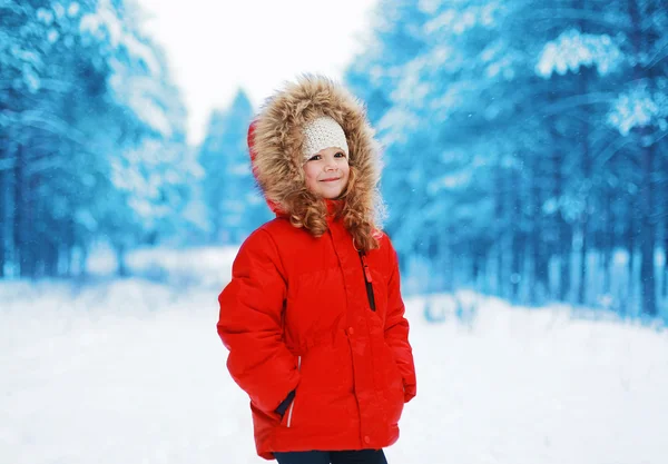 Glad lilla barn utomhus i vinter skog — Stockfoto