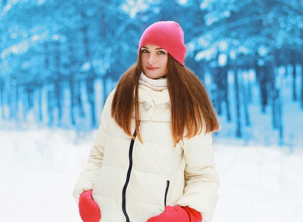 Invierno y concepto de la gente - mujer bonita al aire libre en frentes nevados —  Fotos de Stock