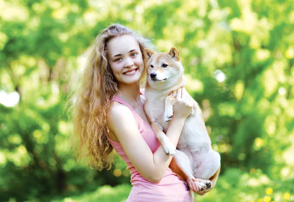 Sunny portrait charming pretty girl and her loving dog outdoors — Stock Photo, Image