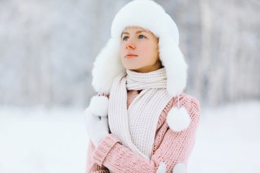 Kış günü açık havada güzel bir kadın portresi