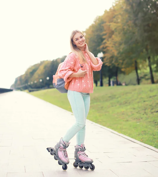 Mode, Urlaub und Menschen Konzept - ziemlich stylisch lächelnd ro — Stockfoto