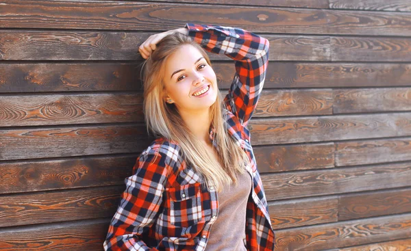 Menina muito sorridente em roupas casuais ao ar livre — Fotografia de Stock