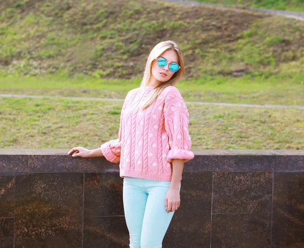 Mooie stijlvolle blond meisje in zonnebril buitenshuis — Stockfoto