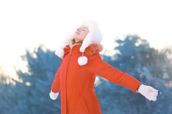 Счастливая женщина наслаждается зимней погодой в лесу — стоковое фото