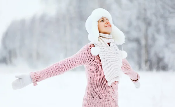 森に雪に覆われた冬の天候を楽しむ幸せな女 — ストック写真