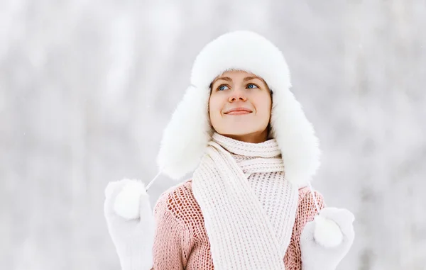 Happy pretty woman in sweater and hat enjoying the winter weathe — Stock Photo, Image