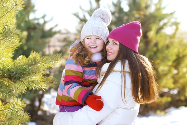 Invierno y concepto de la gente - retrato de una familia feliz, madre w —  Fotos de Stock