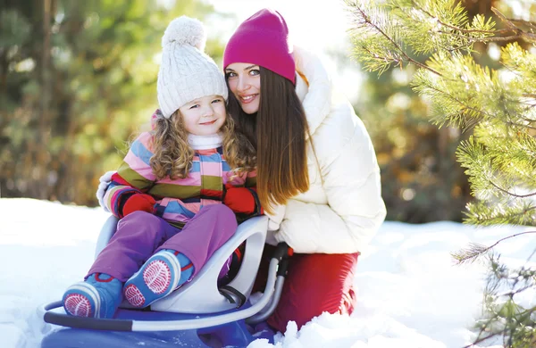 Winter en mensen concept - portret van een moeder en kind in th — Stockfoto