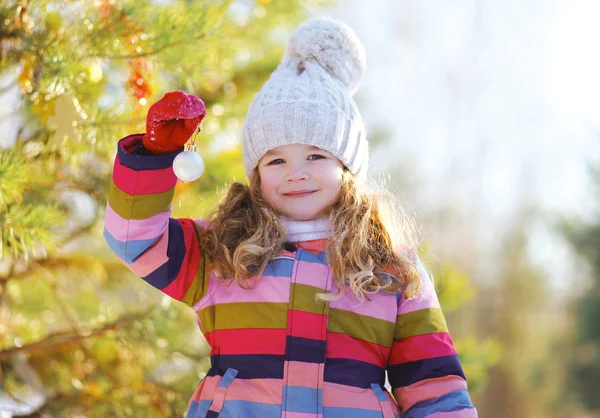 겨울 맑은 날 야외에서 아이 및 크리스마스 볼 — 스톡 사진