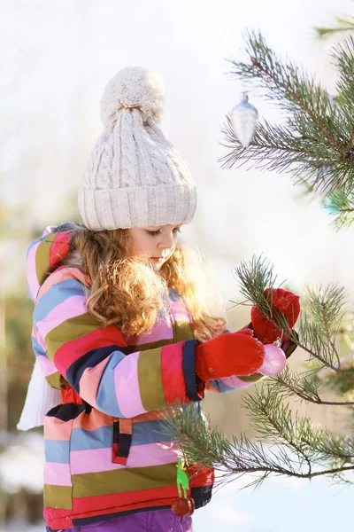 Barn dekorerar en julgran utomhus — Stockfoto